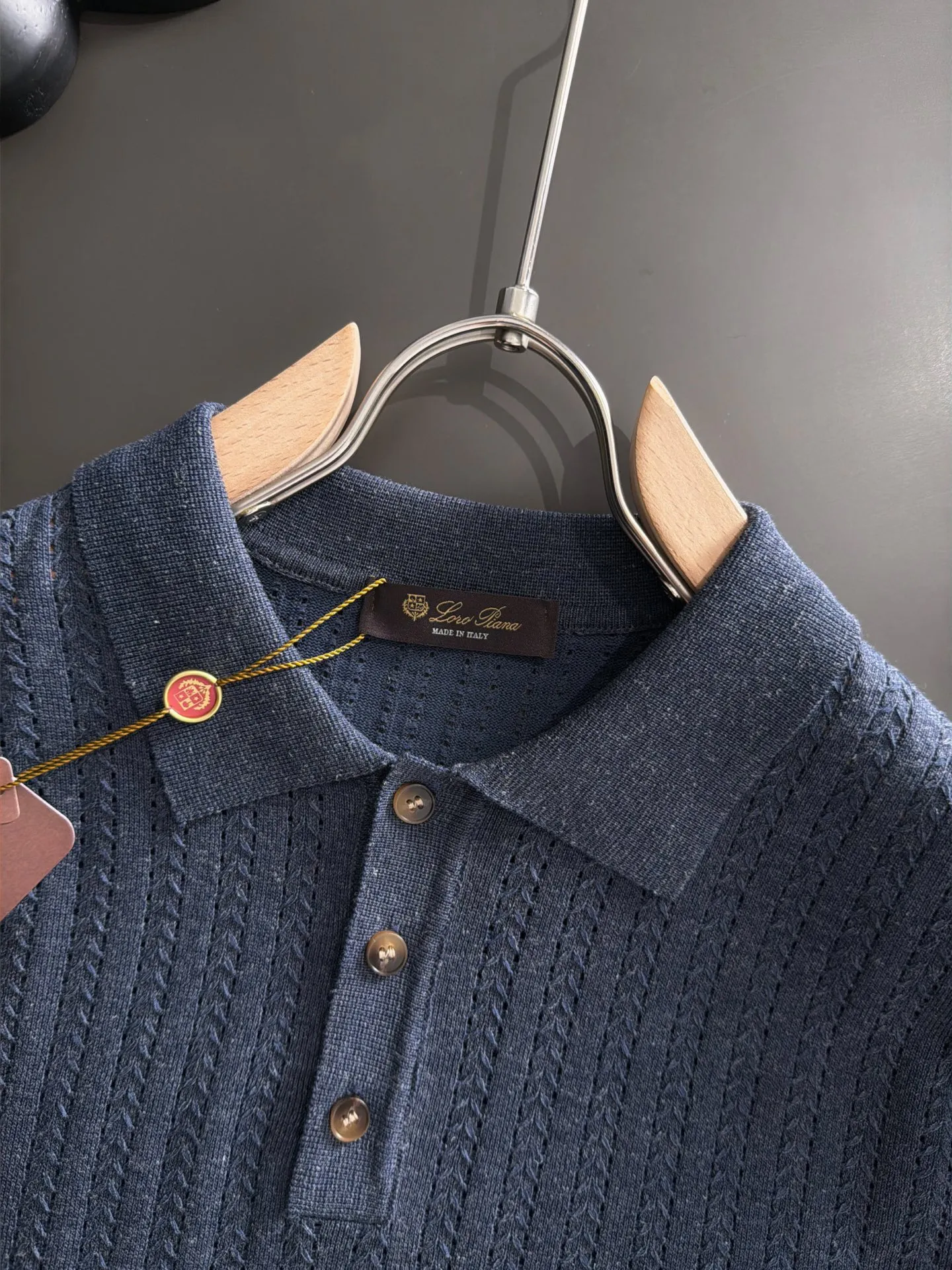 Next day shipment LP high quality Loro Piana 26ss New Arrival men's short-sleeved T-shirt Made of combed cotton yarn knitted cotton fabric, no pressure when entering and exiting the counter Exclusive control of raw materials It feels substantial when weighed, and the upper body is more textured than ordinary T-shirts. This texture can cope with the weather easily and is suitable for both hot and cold! Loose fit design, looks noble. The only correct version is available Size: M to XXXL